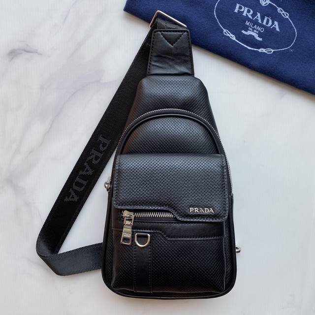 Prada's latest style, men's chest bag original quality imported materials, comfo