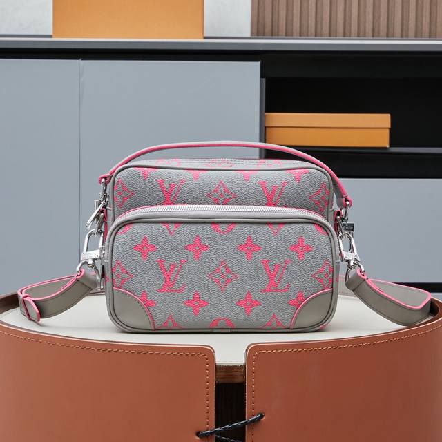 Exclusive photo of M15024 grey men's messenger bag Nil Messenger Bag Pharrell Wi