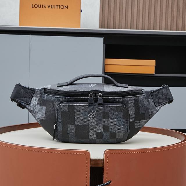 Exclusive real shot M14920Rush waist bag presents a modern and trendy configurat