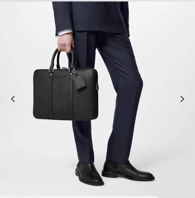 Exclusive real shot M30925 This Voyage small briefcase is made of Taga Noir cowh