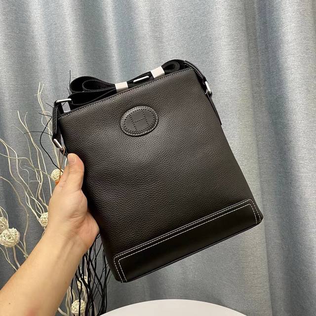 Model: 33108-2 Hermes Hermes latest men's shoulder messenger bag uses imported o