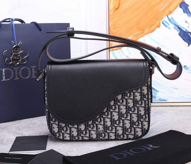Model: 93322 Top original This mini saddle messenger bag is exquisite and stylis