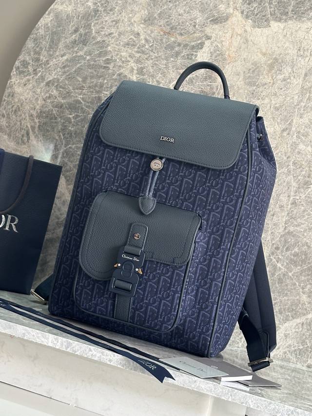 New to the Fall 2024 men's collection, this Saddle backpack features a stylish a