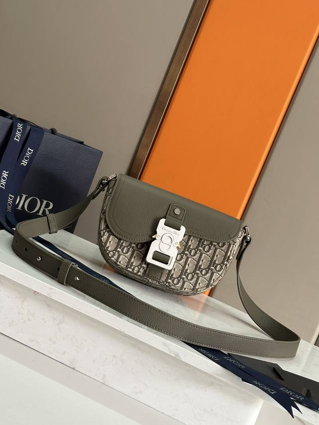 With a sleek design and flap, this Saddle messenger bag exudes refined elegance