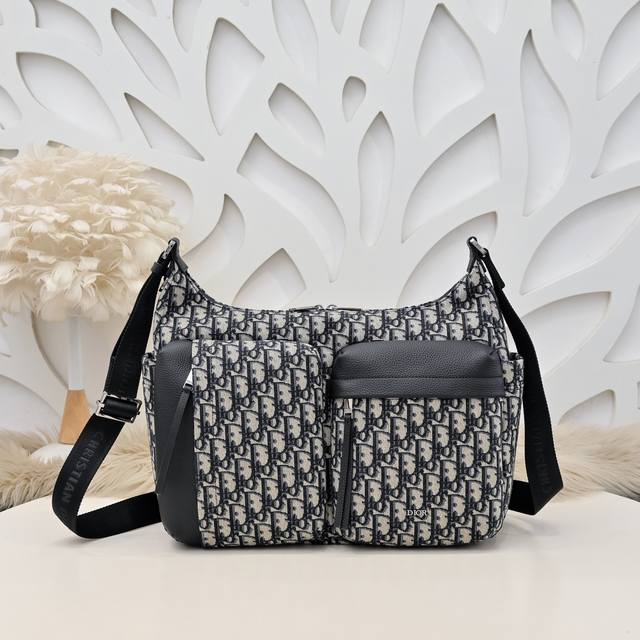 Dior - Dior's latest dumpling bag crossbody bag, synchronized with the official