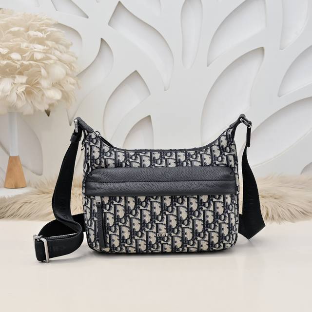 Dior - Dior's latest crossbody bag. Synchronized with the official website. This