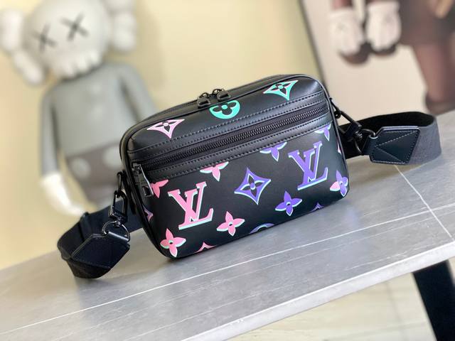 Top-grade original Comet small messenger bag M22495 This Comet small messenger b