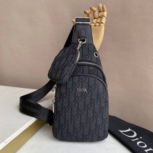 Dior's latest style, men's chest bag original quality imported fabric material i
