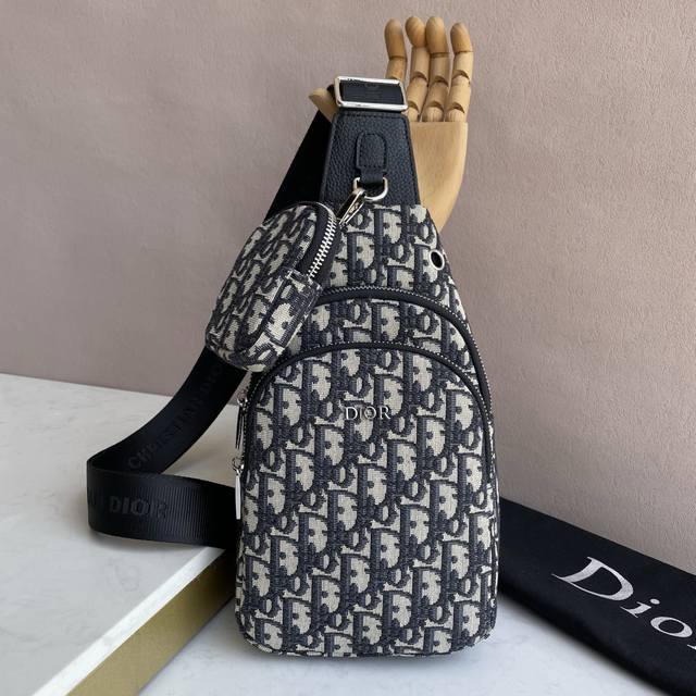 Dior's latest style, men's chest bag original quality imported fabric material i