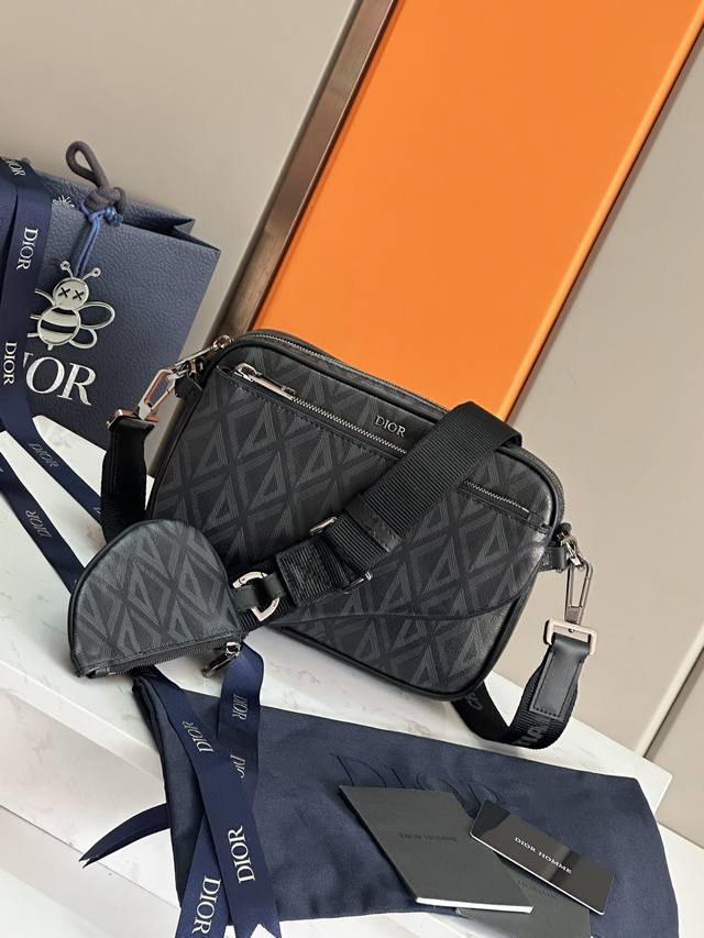 This three-piece Saddle bag is a bold and versatile design. Crafted in Dior Grey