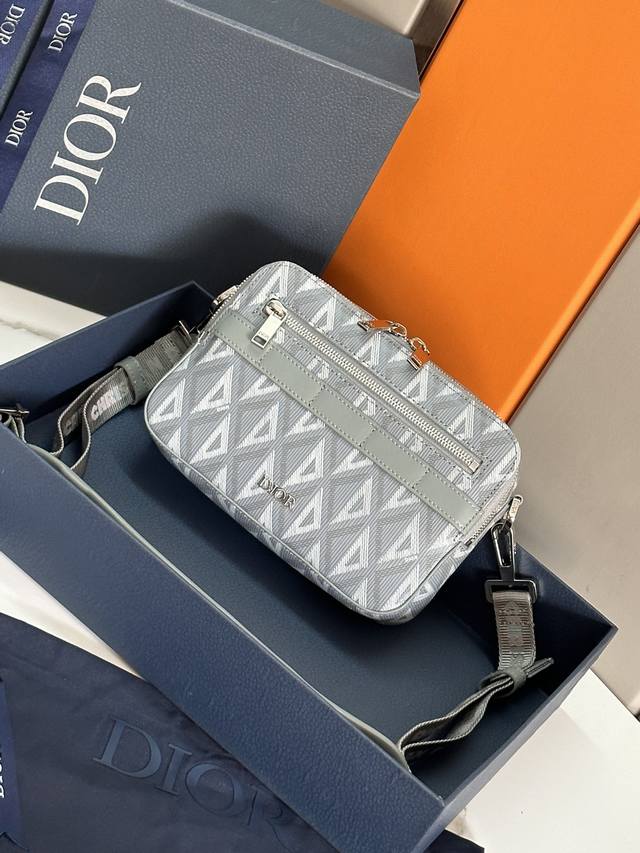 Top original with blue box This Safari messenger bag is practical and compact fo