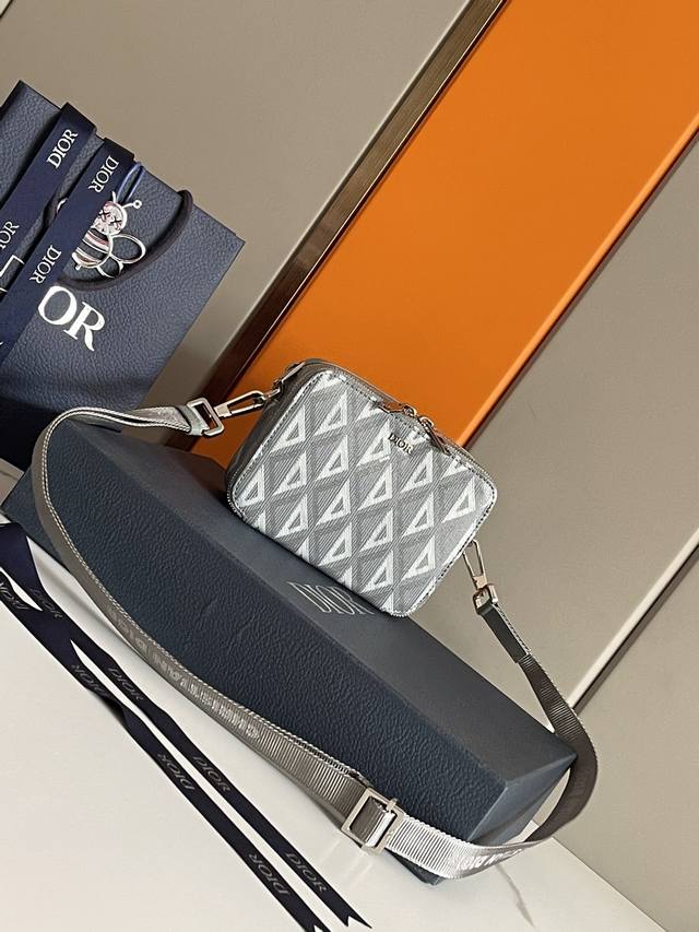 Top Original This clutch is an elegant and practical way to store your daily ess