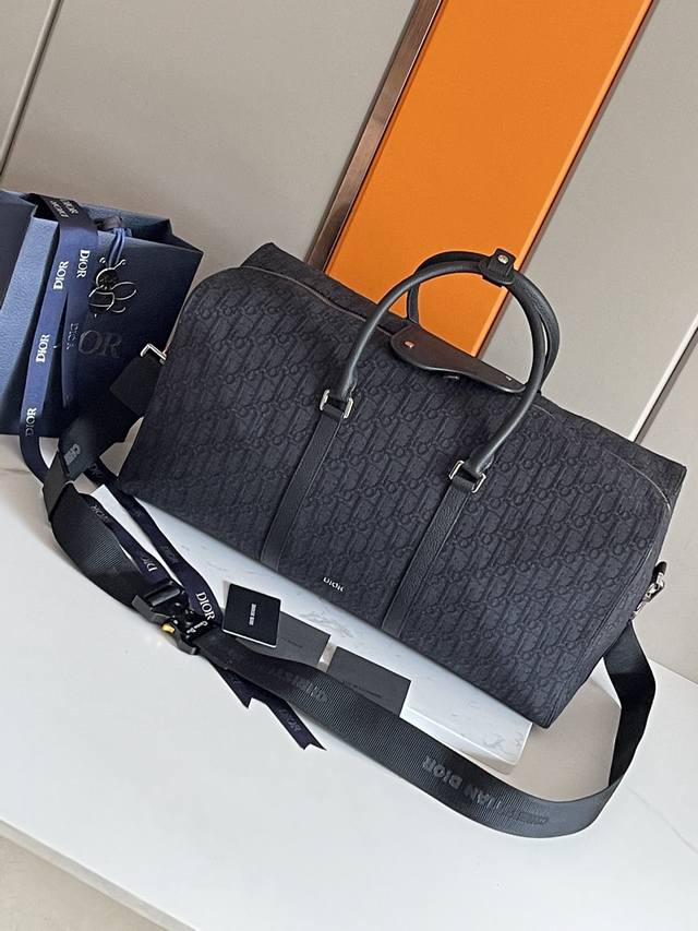 A new arrival this season, the Dio Lingot 50 is a practical and elegant bag that