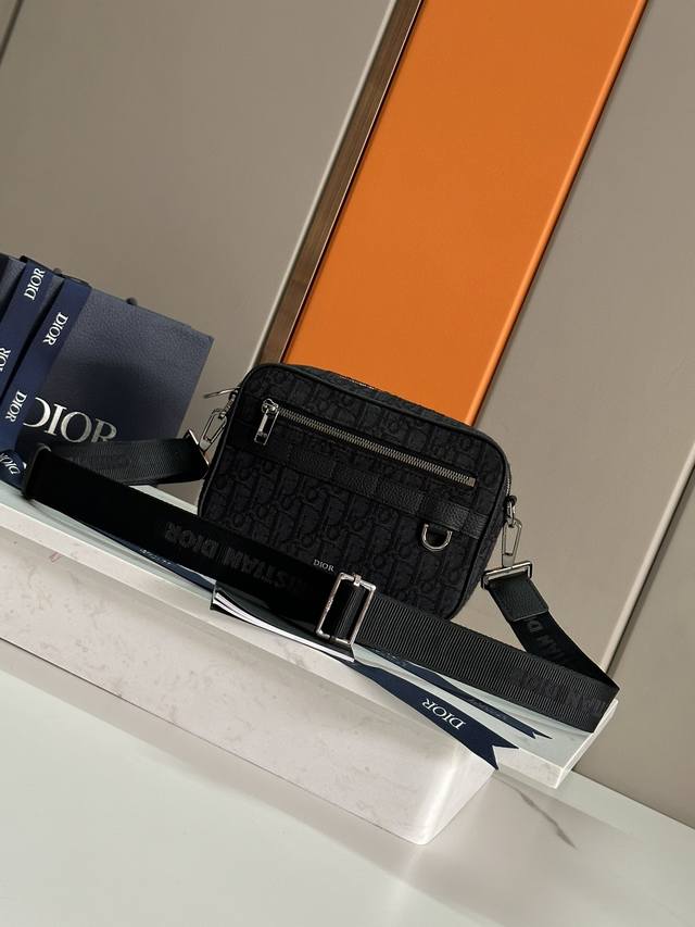 Practical and compact, this Safari messenger bag is perfect for everyday use. Cr