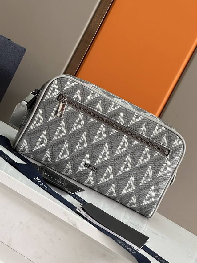 New to the Spring 2024 Men's Collection, this wash bag combines functionality wi
