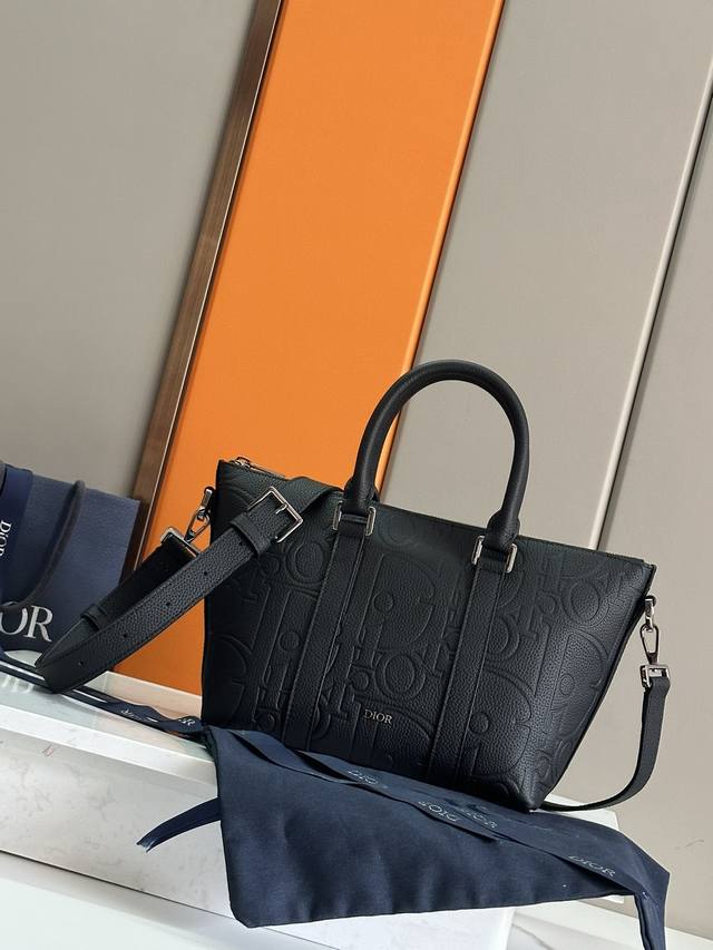 The Weekender 25 is a timeless and elegant bag. The Dior Gravity print leather i
