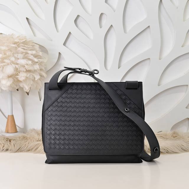 Bv-The latest men's messenger bag. Original quality. Official website. Use top w