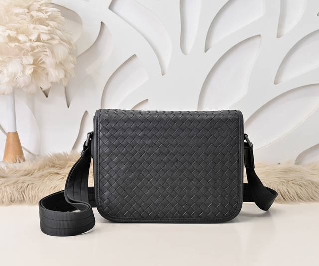 Bv-The latest men's messenger bag. Original quality. Official website. Use top w