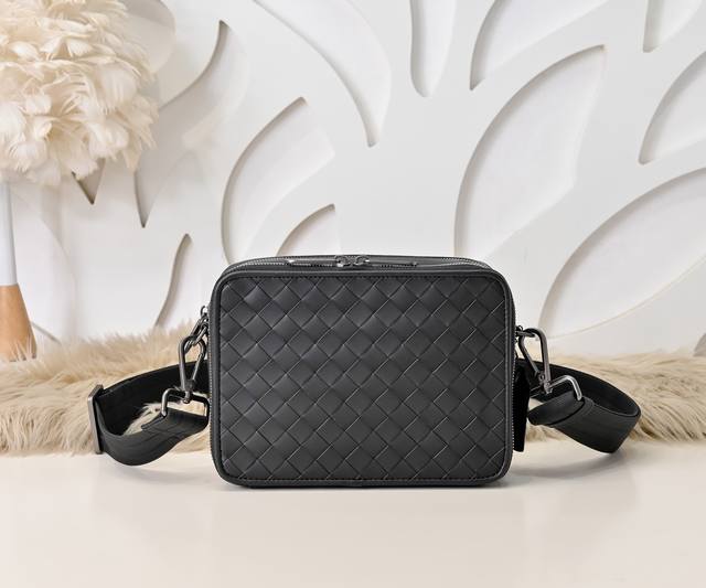 Bv-Latest men's messenger bag Wide braided strips Original quality Official webs