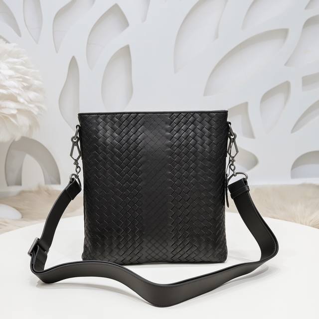 Bv-The latest men's messenger bag. Original quality. Official website. Use top w