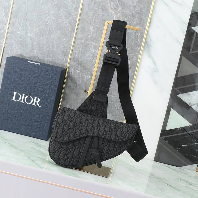 Dior Men's Saddle Bag Comes with an authentic matching box Model: 1Adpo093 Black