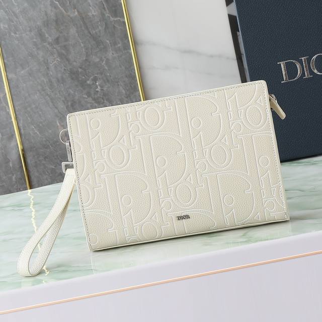 A5 Triangle Clutch Beige Dior Gravity Outline Leather 20,500 This A5 Triangle Cl