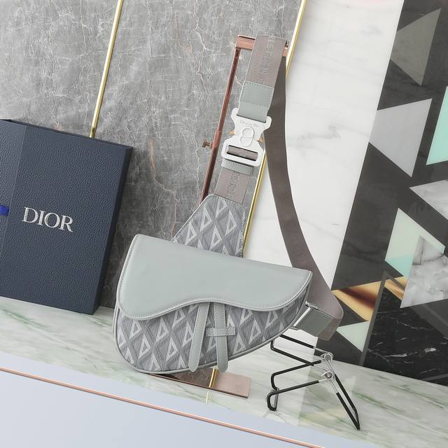Top Original This saddle bag is a new take on the classic silhouette in Dior Gre