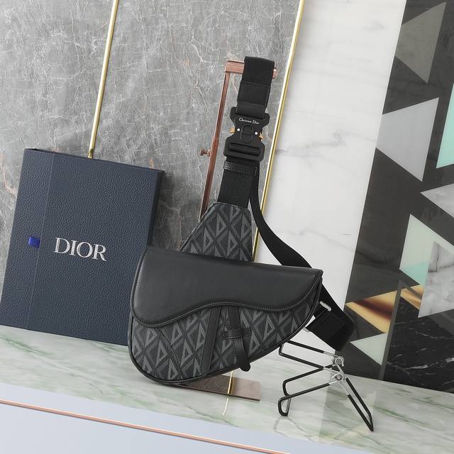 Top Original This saddle bag is a new take on the classic silhouette in Dior bla