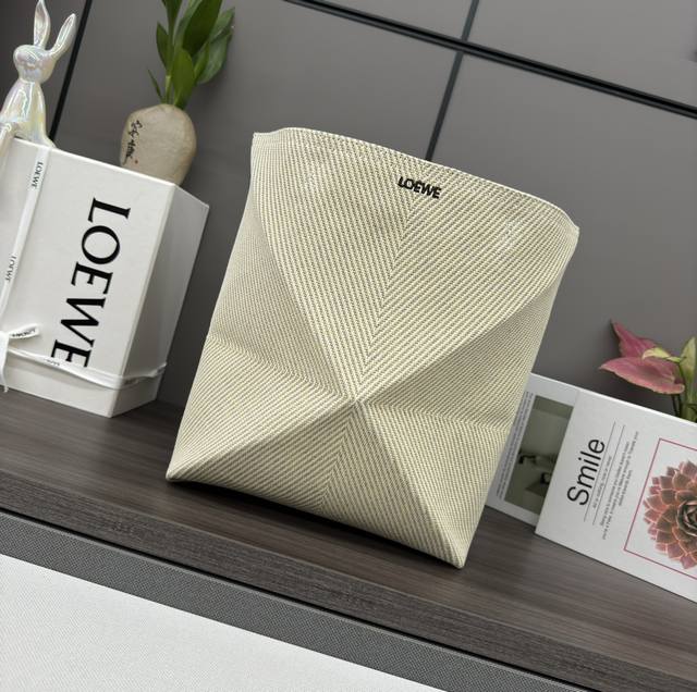Lw's new small cotton jacquard Puzzle Fold handbag. This version uses a cotton j