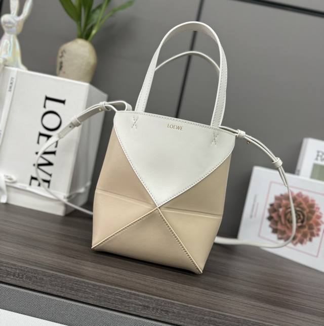 Lw The new mini two-tone shiny cow leather Puzzle Fold handbag draws inspiration