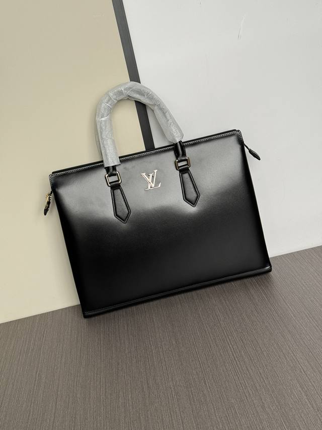 The latest hot-selling Lv hand-held briefcase from the top counter is now shippi