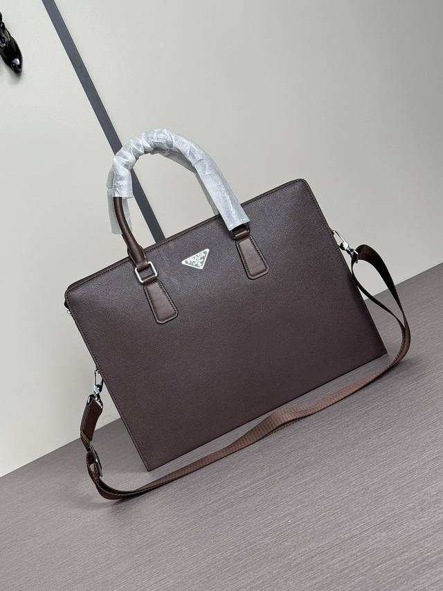 The latest hot Prada palm print handbags are shipped in large quantities. We are
