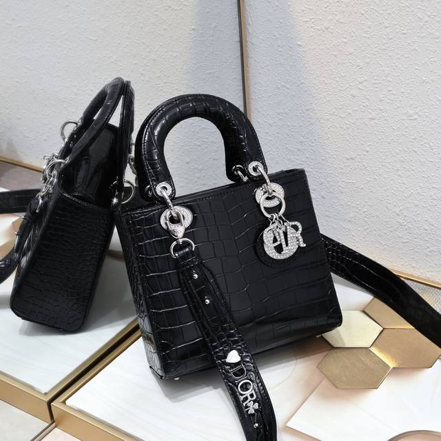 Four-grid Diamond Lady Dio.R This Lady Dio.R handbag embodies Dio.R's profound i