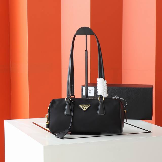 New padlock handbag. This handbag is made of imported calfskin and imported shee