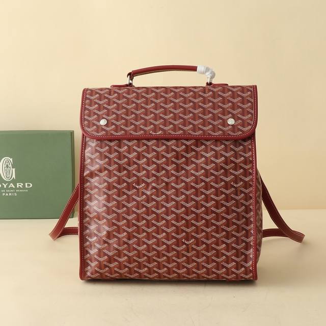 The modular design of the bag combines beauty and functionality. The detachable