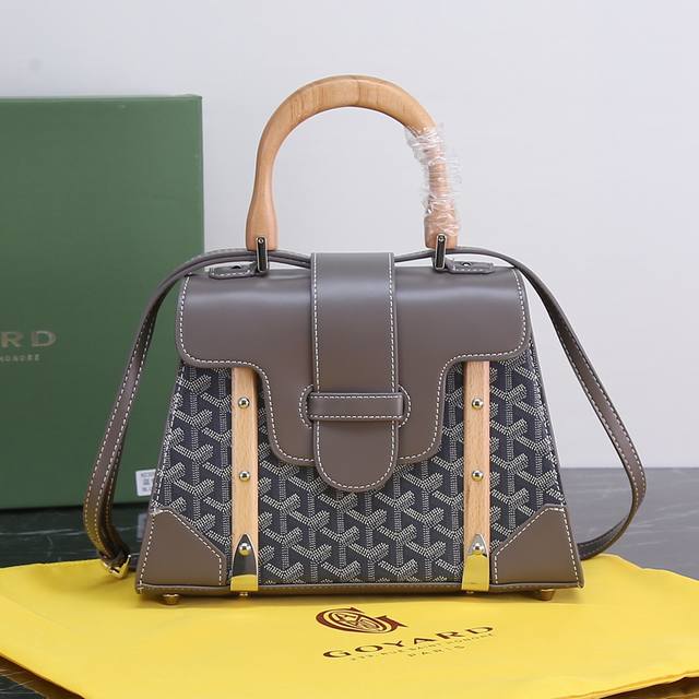 Fall in love with the ultimate beauty of Saigon. The 40cm Saigon bag is definite