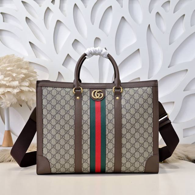 Gucci - Gucci's latest men's handbags are made of imported calfskin leather. The