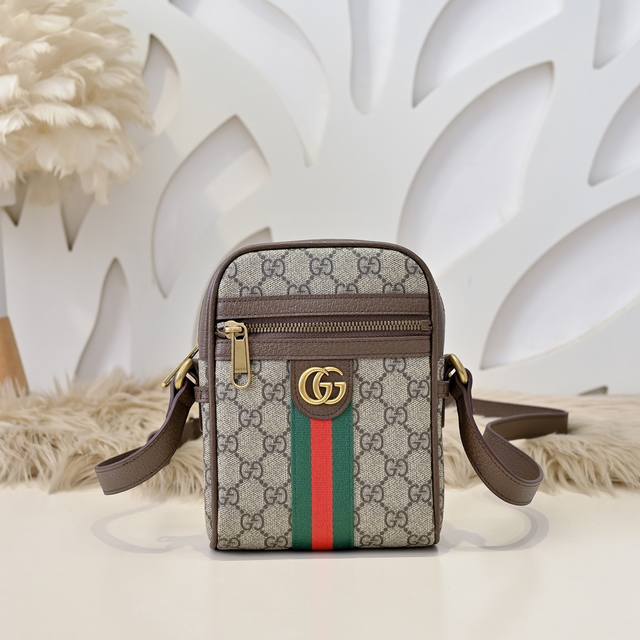 Gucci - Gucci's latest mini crossbody shoulder bag. Made of imported calfskin le
