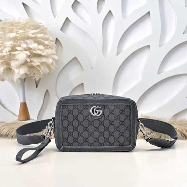 Gucci-Gucci's latest men's messenger bag is made of imported calfskin leather. I