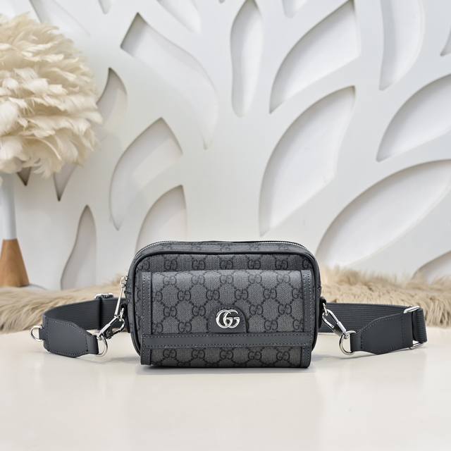 Gucci-Gucci's latest men's messenger bag is made of imported calfskin leather. I