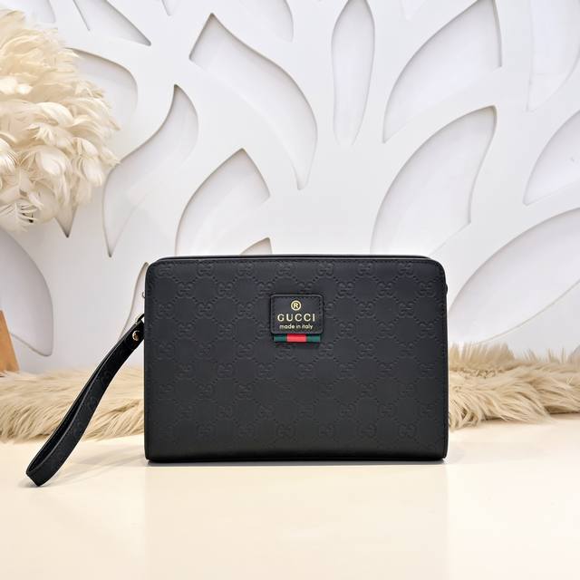 Gucci - Gucci's latest men's handbags are made of imported calfskin leather. The