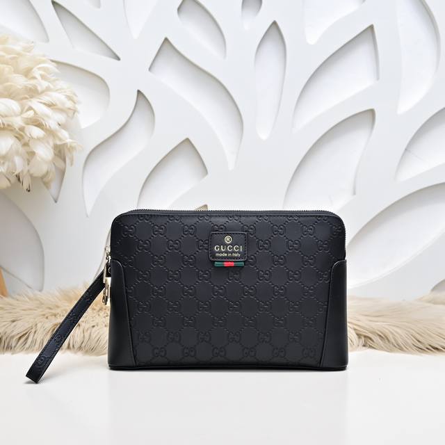 Gucci - Gucci's latest men's handbags are made of imported calfskin leather. The