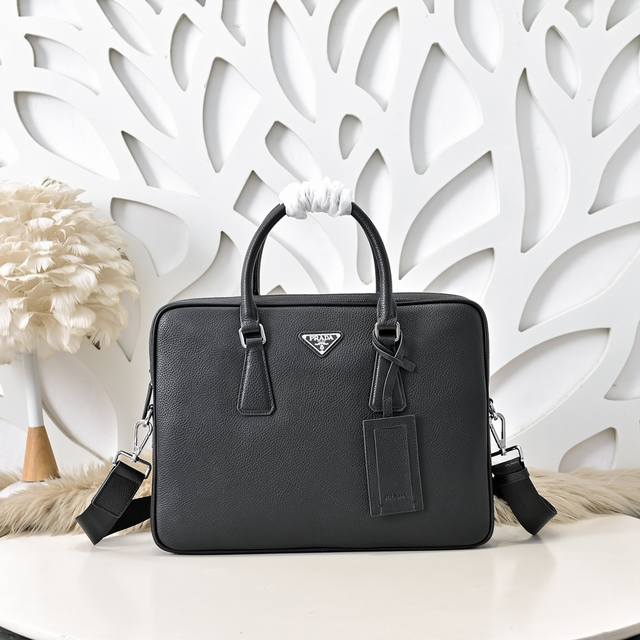 Prada-Prada's latest men's briefcase is made of imported calfskin leather. It ha