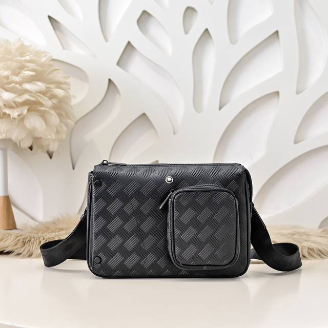 Mont Blanc - The latest men's messenger bag is made of top-grain cowhide leather