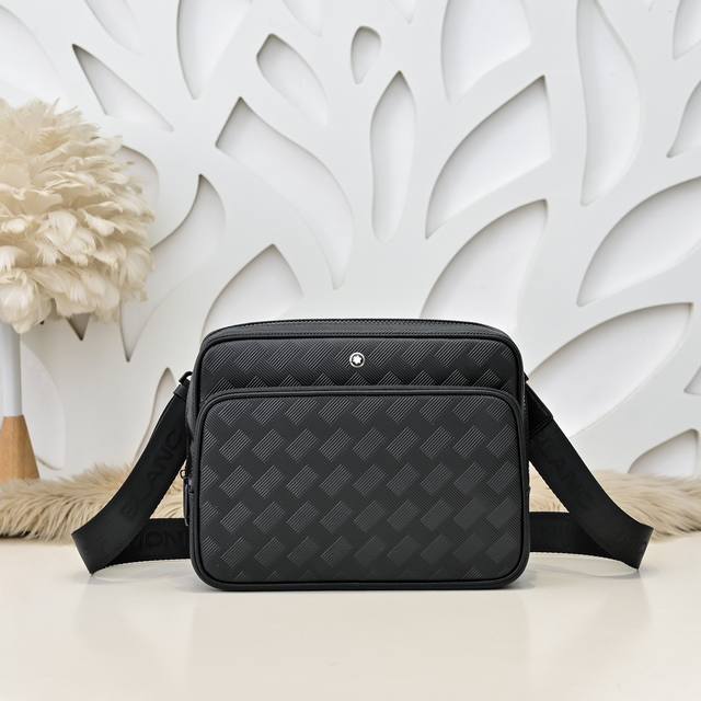 Mont Blanc -The latest men's messenger bag is made of top-grain cowhide leather.