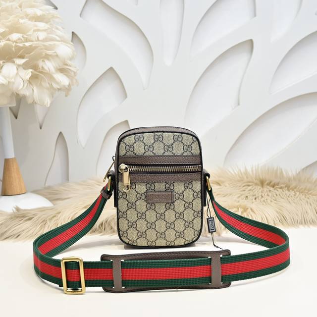 Gucci - Gucci's latest men's messenger bag shoulder bag made of imported calfski