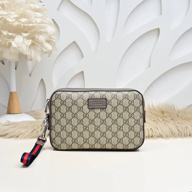 Gucci - Gucci's latest men's handbags are made of imported calfskin leather. The