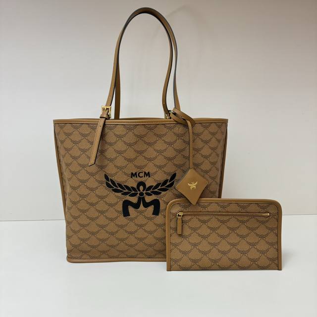 Mcm new material new shopping bag This new medium shopping bag is decorated with