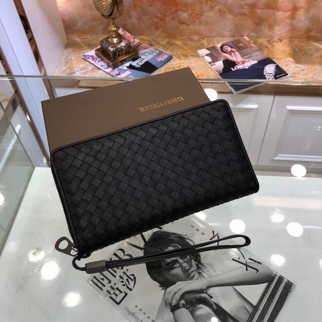 P: Bv Bottega Veneta uses imported waxed cowhide, which is purely hand-woven. Th
