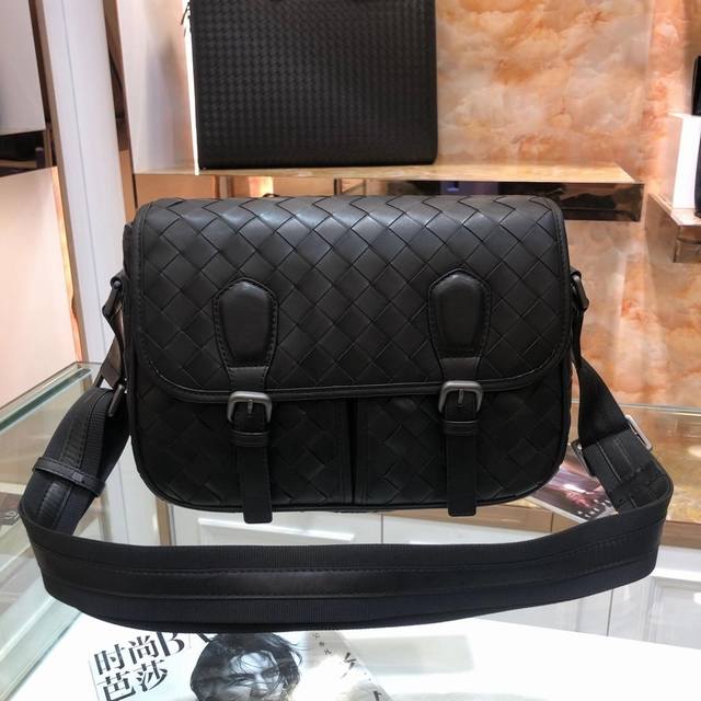 Bv woven messenger bag is a popular item. This messenger bag is made of pure han